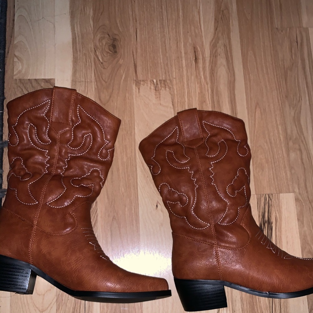 Cowboy boots mid-calf